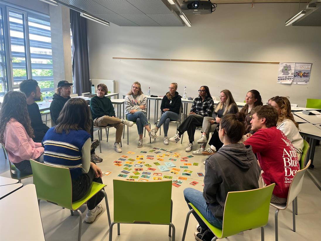 Studierende im Stuhlkreis